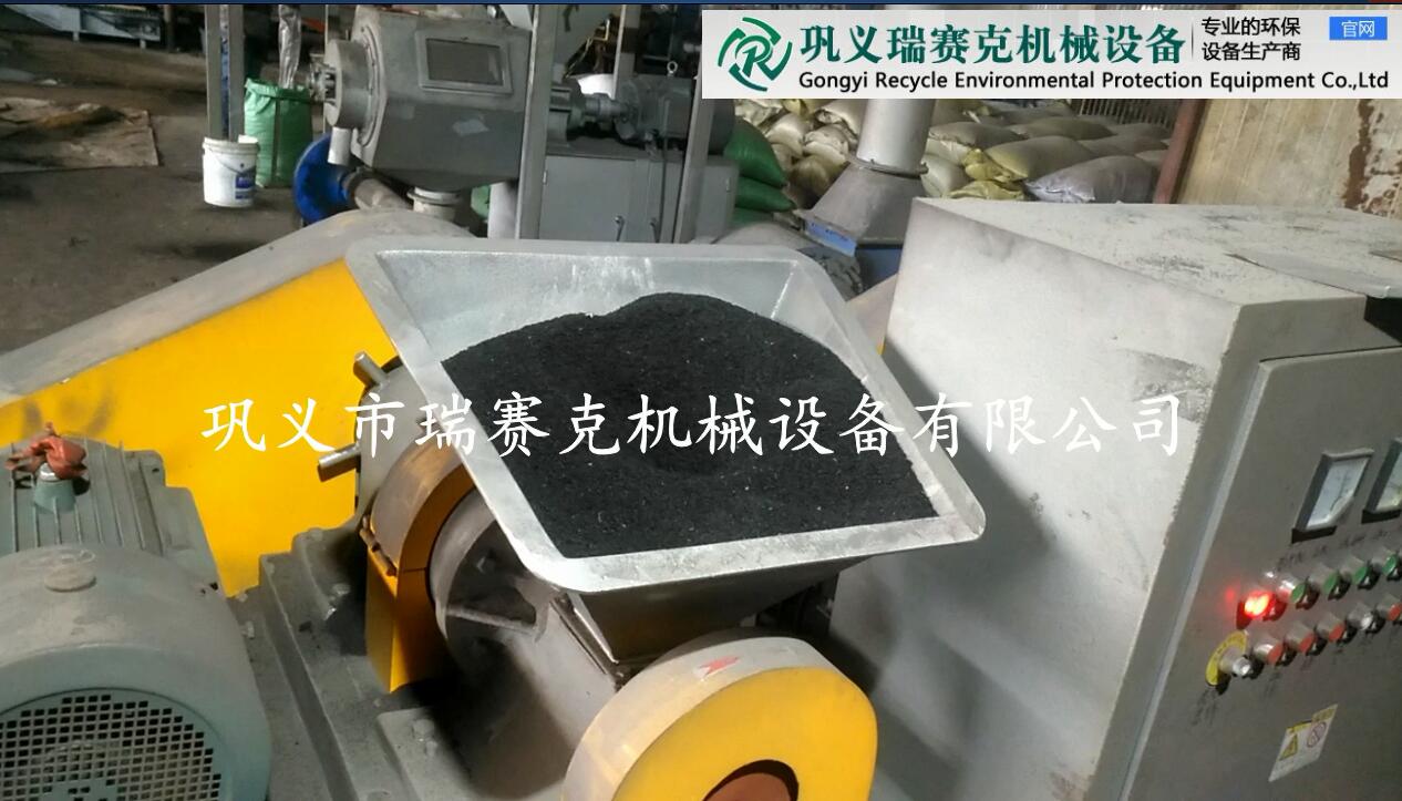 遼寧精細膠粉磨粉機組現(xiàn)場_橡膠磨粉機組